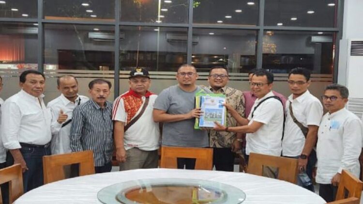 Anggota DPR RI asal Sumbar Andre Rosiade ditemani Ketua DPRD Tanahdatar Rony Mulyadi Dt Bungsu menerima proposal pembangunan dari sejumlah Wali Nagari di Kecamatan X Koto, Tanahdatar. (IST)