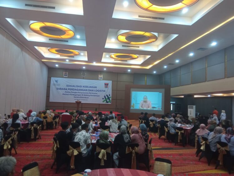 Anggota Komisi VI DPR RI Andre Rosiade memberikan sambutan sekaligus membuka Sosialisasi Kebijakan Sarana Perdagangan dan Logistik dalam Rangka Penyusunan Peraturan Menteri Perdagangan di Bidang Pembinaan Sarana Distribusi di Hotel Truntum Padang, Selasa (18/10/2022). (adiyansyah lubis/radarsumbar.com)