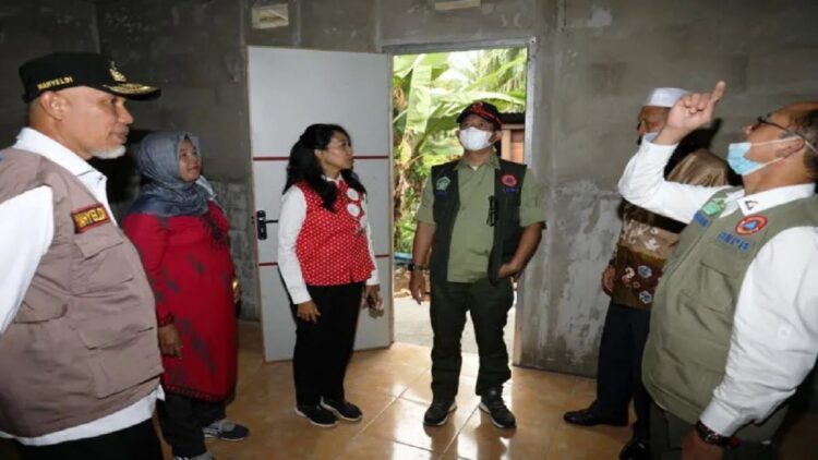 Kepala Badan Nasional Penanggulangan Bencana (BNPB) Letjen TNI Suharyanto meninjau bangunan tahan gempa pada penanganan bencana alam gempa bumi di Kabupaten Pasaman Barat, Sumatra Barat, Minggu (16/10/2022). (Antara/HO-BNPB)