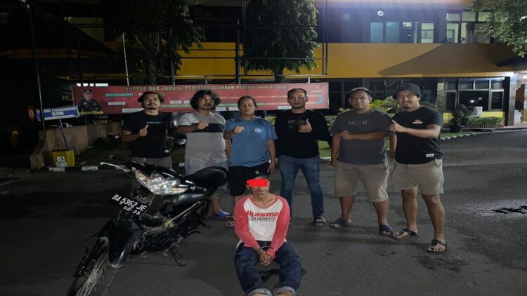 Pria ini ditangkap polisi karena mencuri motor. (IST)