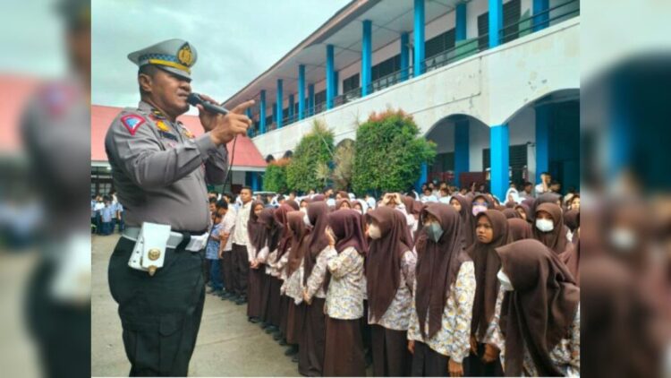 Satlantas Polresta Padang Maksimalkan Sosialisasi dan Edukasi Tertib Berlalu Lintas 1 Satlantas Polresta Padang memberikan edukasi tertib berlalu lintas kepada siswa di sekolah-sekolah. (IST)