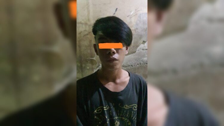 Mahasiswa di Padang ini menangis saat ditangkap polisi dalam kasus pencurian. (IST)