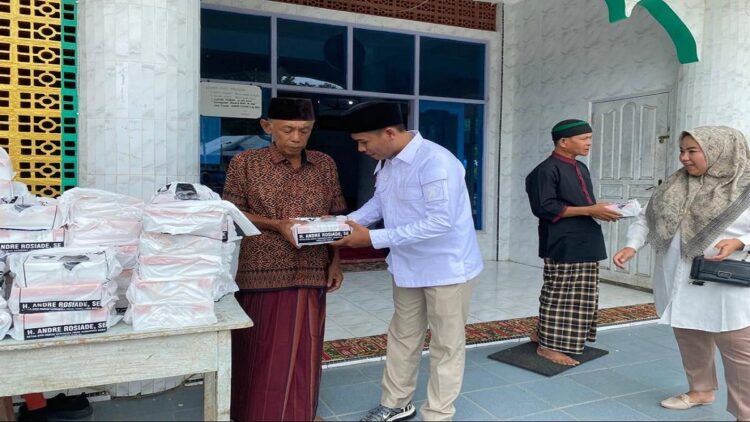Jumat Berkah Andre Rosiade Sampai ke Muaro Paneh, Kabupaten Solok 1 Kader Partai Gerindra Adha Putra menyerahkan nasi Jumat Berkah kepada jamaah Masjid Jamik Muhammadiyah Galagah, Jorong Galagah Tanah Kuning, Nagari Muaro Paneh, Kecamatan Bukit Sundi, Kabupaten Solok. (IST)