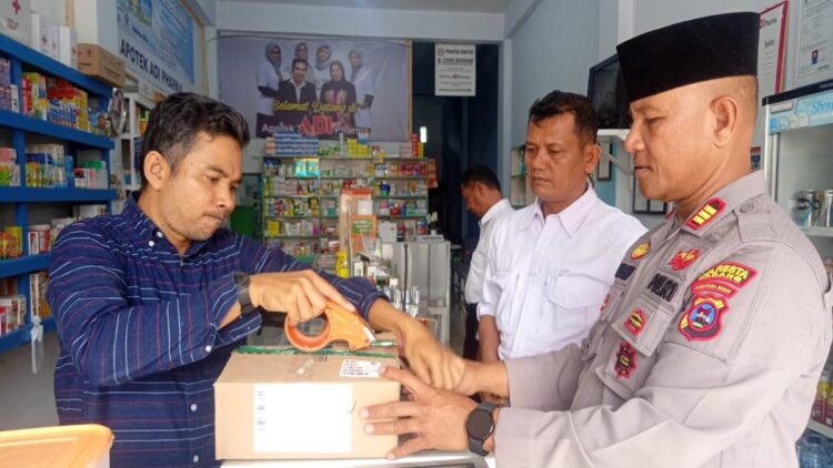 Sidak Apotek, Polsek Kototangah masih Temui Penjualan Obat Sirup Dilarang Pemerintah 1 Kapolsek Kototangah AKP Afrino meminta pemilik apotek menyimpan dulu obat sirup yang telah dilarang untuk diperjual belikan. (IST)