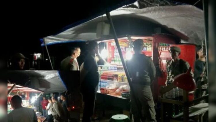 Satpol PP merazia warung yang menjual minol di Padang. (IST)