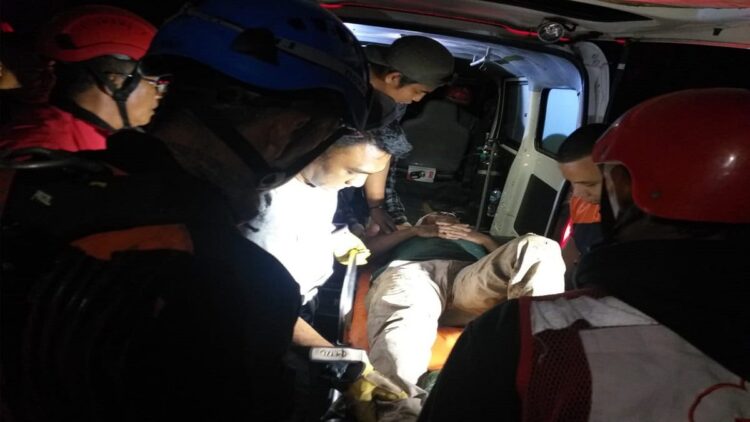 Diduga Tak Hafal Medan, Ertiga Masuk Jurang Sitinjau Lauik, Dua Orang Luka-luka 1 Proses evakuasi korban mobil yang masuk ke jurang di Sitinjau Lauik berlangsung dramatis. (Istimewa)