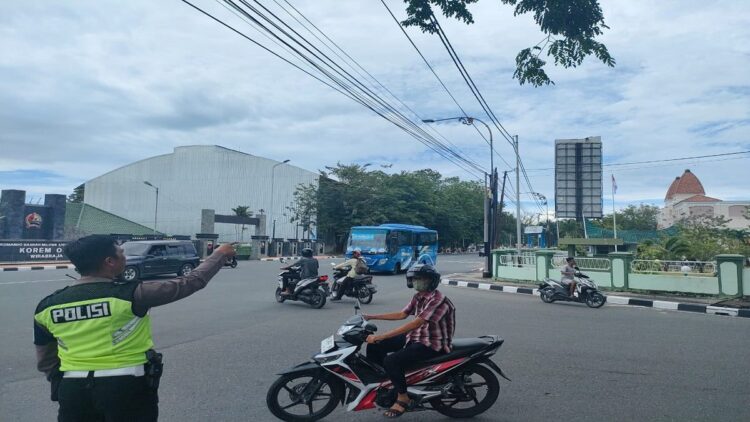 Tilang Elektronik Diberlakukan di Padang, Pengendara Seenaknya tak Pakai Helm 1 Polantas menegur pengendara yang tak memakai helm di Padang. (Istimewa)