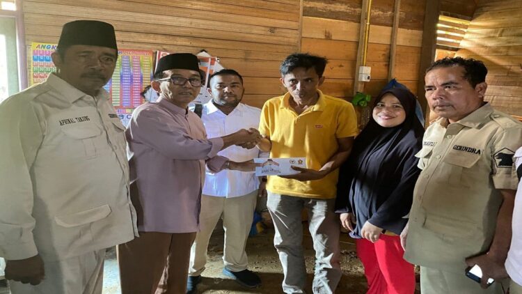 Pengurus DPD Gerindra Sumbar dan DPC Gerindra Pessel menyerahkan bantuan rehab rumah, Asril Dodo, korban longsor di Pessel, Jumat (28/10/2022). (Istimewa)