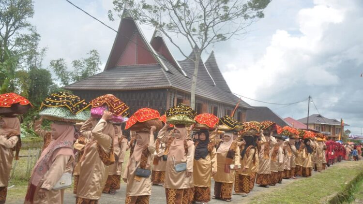 Hidupkan kembali Tradisi yang Hilang, Nagari Padanglaweh Agam Gelar Festival Makan Bajamba 1 Maarak jamba di Festival Makan Bajamba di Padanglaweh, Kabupaten Agam. (IST)