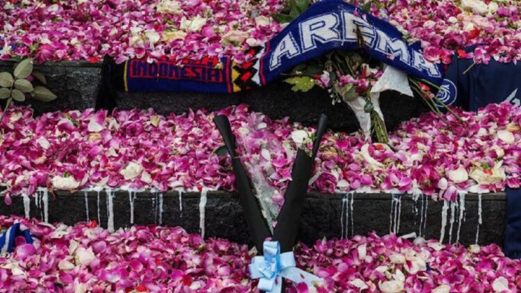 Pemerintah Beri Santunan Rp50 Juta untuk Keluarga Korban Meninggal Tragedi Kanjuruhan 1 Bunga untuk para korban Tragedi Kanjuruhan di Malang, Jawa Timur. (Foto: Getty Images/Ulet Ifansasti)