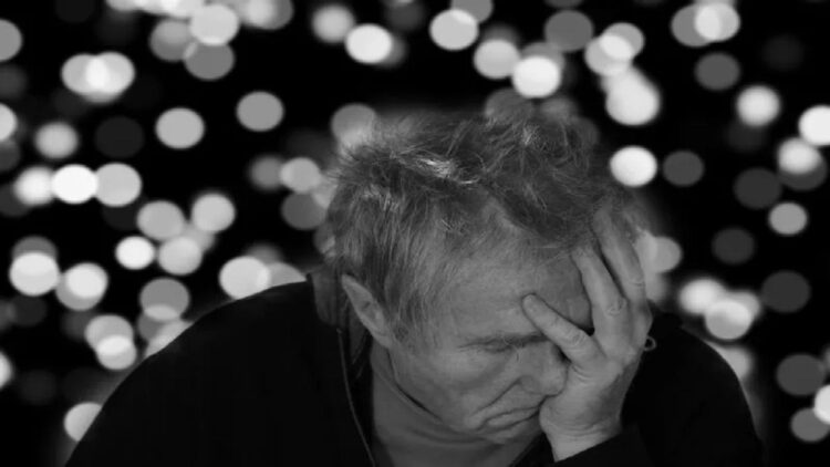 Pikun Tak hanya pada Lansia, tapi Juga Bisa Serang Orang yang masih Muda 1 Ilustrasi seorang pria yang terkena demensia (Pixabay)