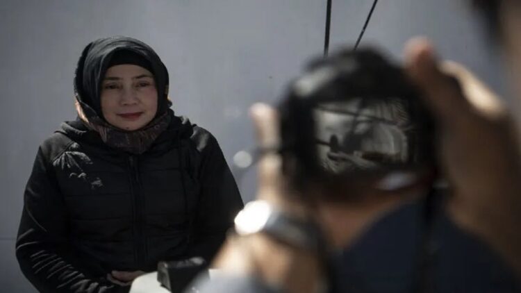 Staf Imigrasi Konsulat Jenderal Republik Indonesia (Konjen RI) Sydney merekam wajah pemhon paspor yang merupakan Warga Negara Indonesia (WNI) yang tinggal di Sydney, Australia di atas Geladak KRI Bima Suci-945 di Dermaga Royal Australian Naval Base HMAS Kuttabul Potts Point Sydney, New South Wales, Australia, Minggu (11/9/2022). ANTARA FOTO/Nova Wahyudi/foc.