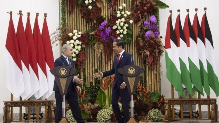 Indonesia Dukung Pendirian Otoritas Obat dan Makanan di Palestina 1 Presiden Joko Widodo (kanan) bersalaman dengan Perdana Menteri Palestina Mohammad IM Shtayyeh seusai menyampaikan pernyataan pers di Istana Kepresidenan Bogor, Jawa Barat, Senin (24/10/2022). (ANTARA FOTO/Sigid Kurniawan/aww)