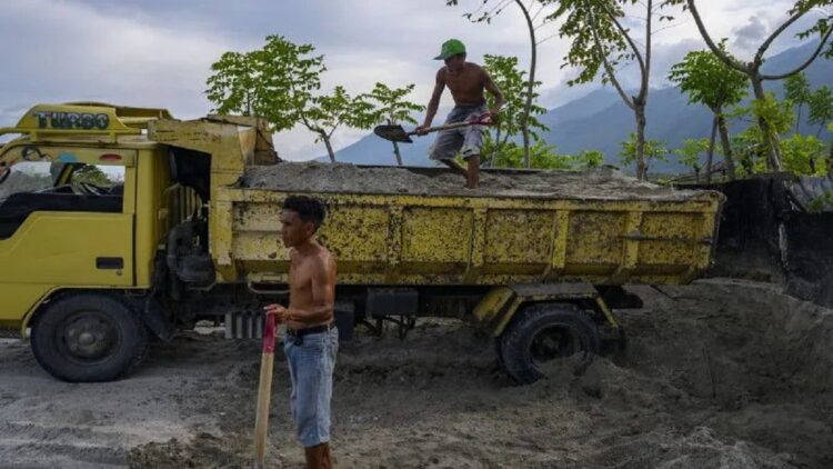 Pemkab Agam Ajukan Legalitas Tambang Galian C Masyarakat ke Pusat 1 Sejumlah pekerja membongkar muat pasir ke atas truk di kawasan pertambangan pasir tradisional Desa Kotapulu, Kabupaten Sigi, Sulawesi Tengah, Jumat (2/10/2020). (ANTARA FOTO/BASRI MARZUKI)