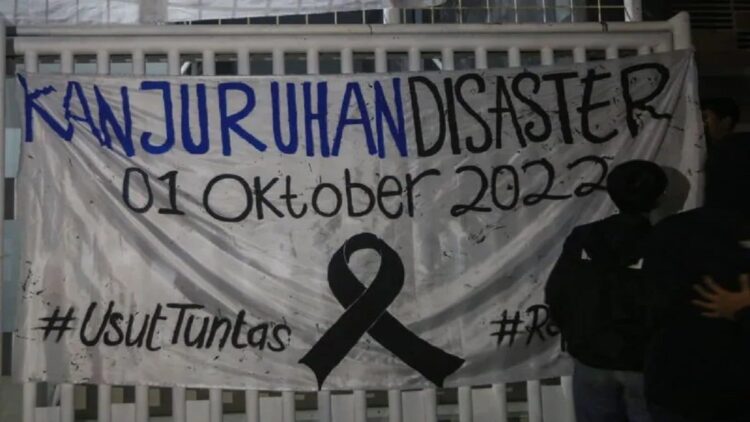 Polri Tingkatkan Status Tragedi Kanjuruhan ke Penyidikan, Tersangka segera Ditetapkan 1 Sejumlah suporter klub sepak bola berkumpul saat doa bersama untuk korban tragedi Kanjuruha di Stadion Mandala Krida, Yogyakarta, Selasa (4/10/2022). (ANTARA FOTO/Andreas Fitri Atmoko/tom)