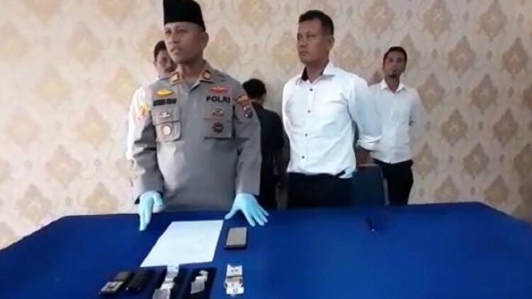 Dua Pemuda Ditangkap Bawa Sabu saat Terjerat Razia di Padang 1 Barang bukti sabu diamankan saat razia di batas kota