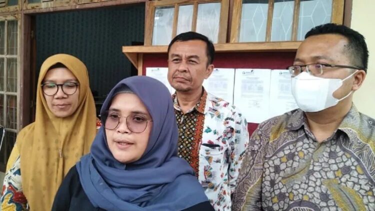 Karena Keadaan Khusus, Verifikasi Calon PAW Anggota Bawaslu Payakumbuh Dipercepat 1 Anggota Bawaslu RI Lolly Suhenty didampingi Komisioner Bawaslu Sumbar Alni, Benny Aziz, dan Ketua Bawaslu Kota Payakumbuh Suci Wildanis. (ANTARA/Akmal Saputra)