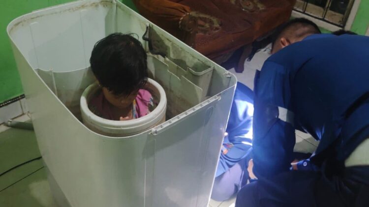 Bocah 4 Tahun di Padang Masuk Mesin Cuci, Damkar Turun Tangan 1 bocah masuk mesin cuci