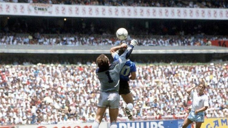 Gol 'Tangan Tuhan' Diego Maradona yang sangat terkenal dan ikonik, dicetak pada partai Perempatfinal Argentina vs Inggris di Piala Dunia Meksiko 1986. (net)