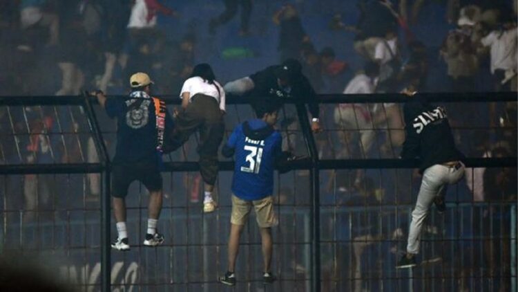 Tragedi Kanjuruhan pada Sabtu (1/10/2022) menewaskan 125 jiwa. (Foto: AFP)