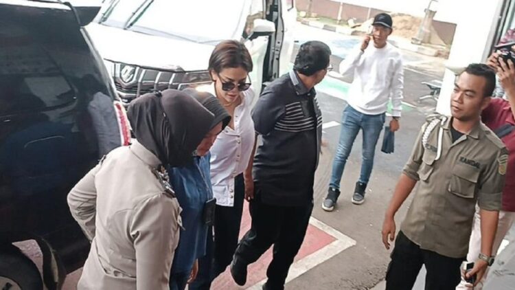 Nikita Mirzani disebut pengacara tertawa saat masuk rutan. (Foto: Bahtiar/detikcom)