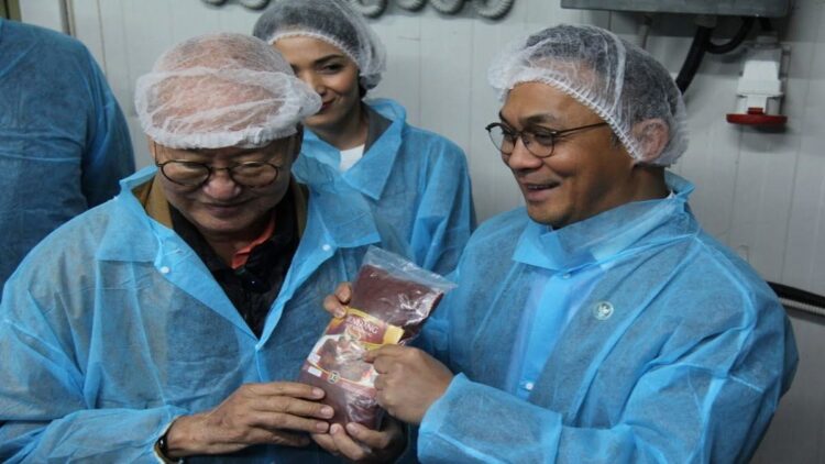 Pabrik Rendang di Bulgaria Mulai Produksi, Targetkan Pasar Eropa 1 William Wongso dan Iwan Bogananta meninjau proses produksi rendang di Bulgaria. (Foto: KBRI Sofia)