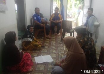 Pelaku penyebar narasi hoaks (berkerudung coklat) korban begal di Padang diinterogasi polisi