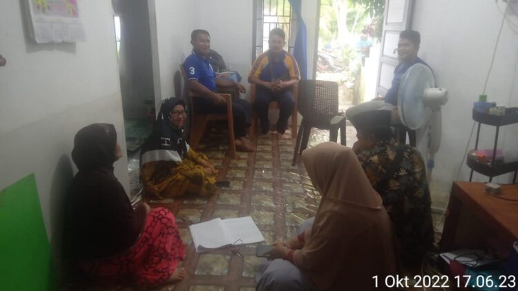 Polisi Tangkap Penyebar Foto Hoaks Korban Begal Penuh Luka Bacok di Padang 1 Pelaku penyebar narasi hoaks (berkerudung coklat) korban begal di Padang diinterogasi polisi