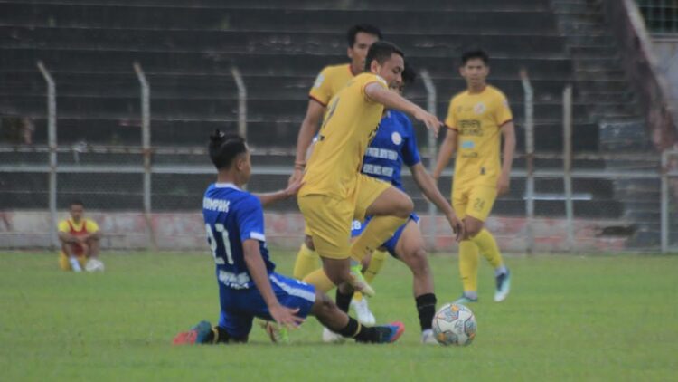 Pemain Semen Padang FC dan Kompak FC dalam laga ujicoba di GHAS