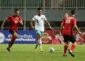 Gelandang Timnas U17 melewati pemain Palestina dalam lanjutan Kualifikasi Piala Asia 2023. Indonesia menang 2-0.