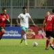 Gelandang Timnas U17 melewati pemain Palestina dalam lanjutan Kualifikasi Piala Asia 2023. Indonesia menang 2-0.