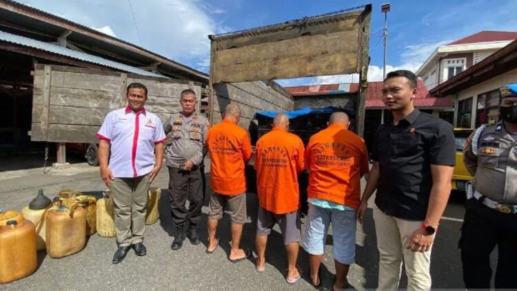 Polres Payakumbuh Gagalkan Penyalahgunaan Ratusan Liter BBM Subsidi 1 Penangkapan pelaku penyalahgunaan BBM subsidi