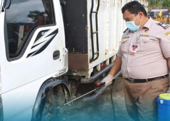 Penyemprotan desinfektan untuk kendaraan yang masuk Pelabuhan Bungus