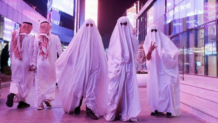 Heboh! Pemerintah Arab Saudi Selenggarakan Festival Hallowen 1 Arab Saudi menyelenggarakan acara festival Halloween pada pekan lalu setelah sempat selama ini negara konservatif Islam itu melarang perayaan semacam itu. (Foto: REUTERS/AHMED YOSRI)