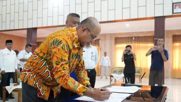 Tingkatkan Kualitas Air Minum, PDAM Solsel Gandeng Perumda Air Minum Padang 1 Direktur Perumda Air Minum Padang Hendra Pebrizal menandatangani nota kesepahaman dengan PDAM Tirta Saribu Sungai Solok Selatan di Padang Aro, Rabu (25/10). (ANTARA/HO-Diskominfo Solok Selatan)
