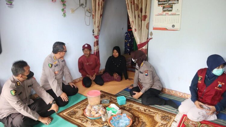 Layanan Medis Korban Tragedi Kanjuruhan Diberikan hingga Pulih Total 1 Petinggi Polri kunjungan ke rumah korban Tragedi Kanjuruhan