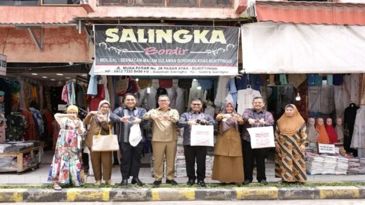 Kepala BI Sumbar Wahyu Purnama belanja menggunakan QRIS di Pasar Atas Bukittinggi. (Antara/HO-BI Sumbar)