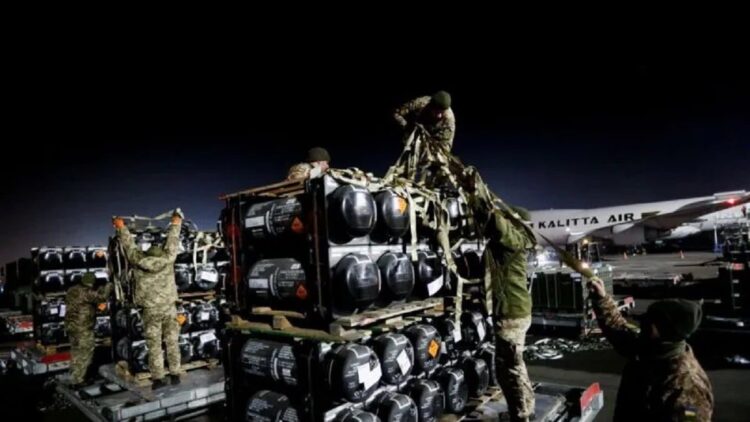 Arsip - Tentara Ukraina membongkar rudal anti-tank Javelin, yang dikirim dengan pesawat sebagai bagian dari paket dukungan militer AS untuk Ukraina, di Bandara Internasional Boryspil di luar Kiev, Ukraina, 10 Februari 2022. ANTARA/REUTERS/Valentyn Ogirenko/as