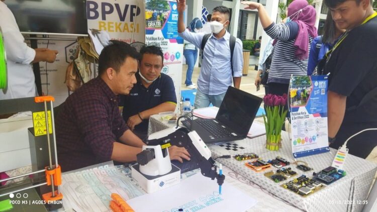 Wah! Ada Robot Menulis di Pameran KKIN VIII 2022 1 Robot menulis karya BBPVP Bekasi di KKIN VIII 2022 Padang