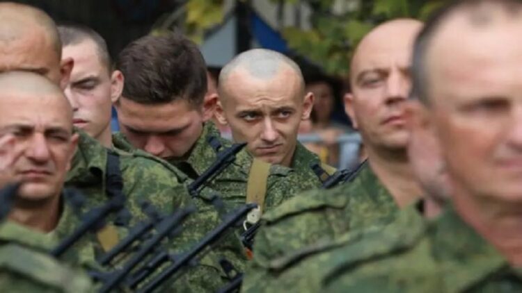 Separuh dari warga sipil yang dipanggil menjadi tentara cadangan Rusia di wilayah Khabarovsk dipulangkan setelah dianggap tak memenuhi syarat wajib militer. (Foto: REUTERS)