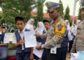Polres Agam Turun ke Sekolah Tekan Angka Kecelakaan 6 Kasat Lantas Polres Agam Iptu Aprisman Sural memberikan teguran ke siswa MTsN 9 Agam, Senin (9/10). (Antara/HO-Dok Kasat Lantas)