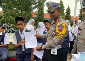 Kasat Lantas Polres Agam Iptu Aprisman Sural memberikan teguran ke siswa MTsN 9 Agam, Senin (9/10). (Antara/HO-Dok Kasat Lantas)
