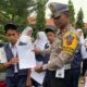 Kasat Lantas Polres Agam Iptu Aprisman Sural memberikan teguran ke siswa MTsN 9 Agam, Senin (9/10). (Antara/HO-Dok Kasat Lantas)