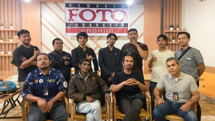 Hari Jadi PFI Padang ke-10, Dua Fotografer Senior Dapat Kartu Emas 1 Syukuran Hari Jadi ke-10 PFI Padang