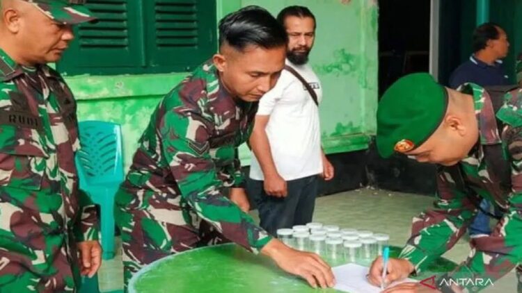 Antisipasi Narkoba, Prajurit TNI Bukittinggi Jalani Tes Urine 1 Kodim 0304/Agam melakukan pemeriksaan pemakaian dan peredaran narkoba melalui tes urine kepada prajurit secara acak (Antara/Alfatah)