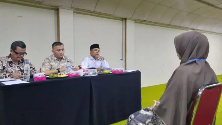 Kaum Perempuan Isi 41,6 Persen dari Total Personel Panwascam Pariaman 1 Tiga komisioner Bawaslu Kabupaten Padang Pariaman, Sumbar mewawancarai salah seorang calon Panwascam di Pariaman. (ANTARA/Aadiaat M. S.)