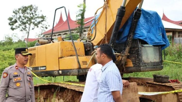 Wakapolres Kompol Yonnis Fendri (kiri) didampingi Kasat Reskrim Iptu Sudirman (kanan) melihat barang bukti penambangan emas berupa ekskavator di Padang Aro, Rabu (26/10). (ANTARA/HO-Humas Polres Solok Selatan)