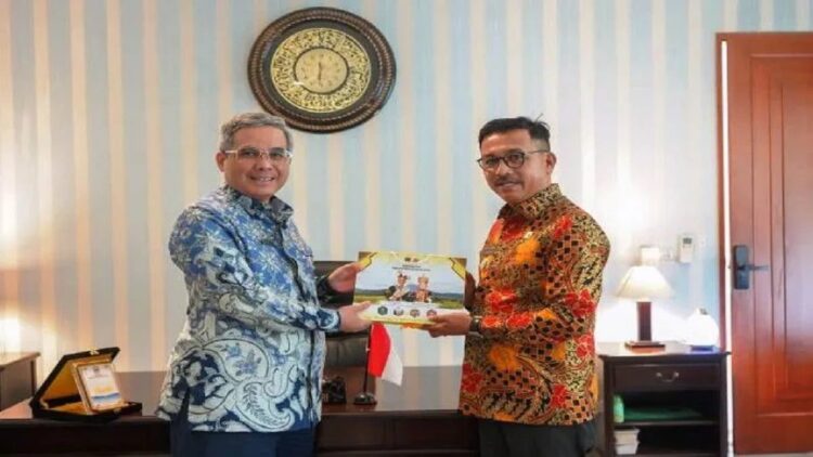 Antisipasi Krisis Pangan, Pemerintah Dorong Pengembangan Sorgum di Solsel 1 Bupati Khairunas (kanan) menemui Wakil Menteri Pertanian Harvick Hasnul Qolbi di Jakarta, Rabu (19/10). (ANTARA/HO)