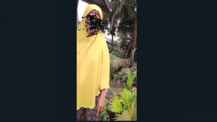 Kedok Minta Sumbangan, Warga di Padang Ungkap Sosok Wanita Kristen Berjilbab 1 Wanita minta sumbangan dan jual agama diinterogasi warga