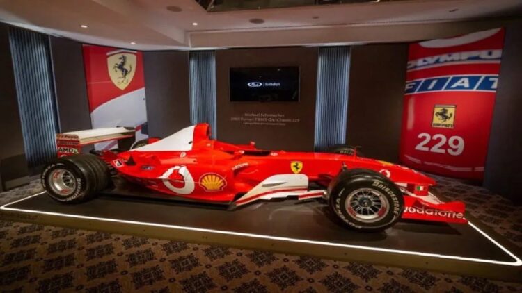 Mobil Formula 1 Ferrari F2003-GA yang dikendarai Michael Schumacher dipamerkan di Jenewa, Swiss jelang lelang oleh Sotheby's (4/11/2022) - Mobil (AFP/FABRICE COFFRINI)